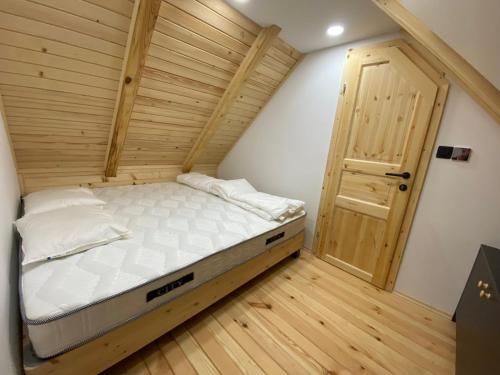 Ένα ή περισσότερα κρεβάτια σε δωμάτιο στο Brunarica Chalet Rogla Sauna