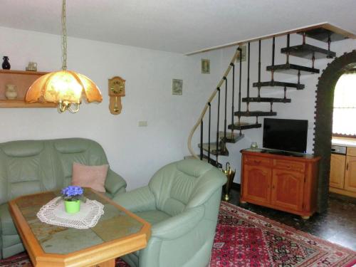 ein Wohnzimmer mit einem Sofa und einem Tisch in der Unterkunft Holiday home in Saxony with private terrace in Schlettau