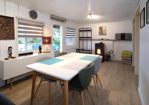 奧通的住宿－Chalet 2ch au bord de l’Ourthe，厨房以及带桌椅的用餐室。