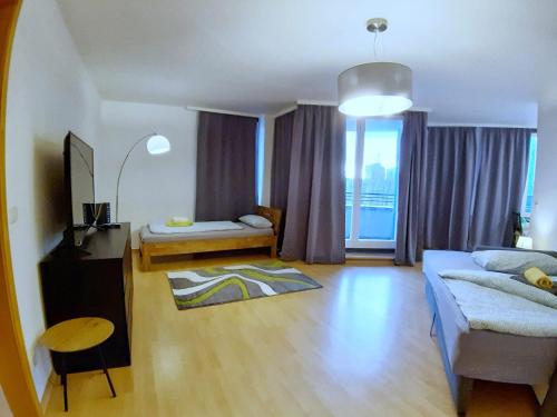 LEA-Apartment, 2 Raum, Balkon TG zentral am Park في لايبزيغ: غرفة معيشة مع أريكة وسرير وطاولة