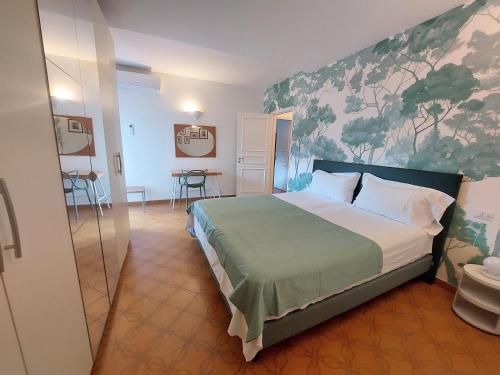 een slaapkamer met een bed met een schilderij aan de muur bij Casa L'Agave in Capri