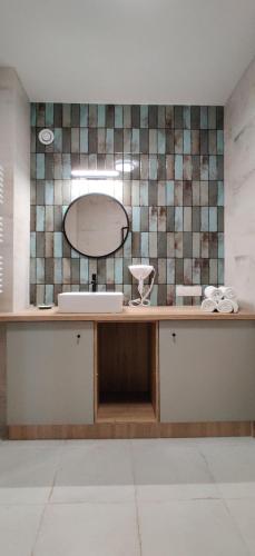 W łazience znajduje się umywalka i lustro. w obiekcie 4 Kąty Apartamenty Koronowo w mieście Koronowo