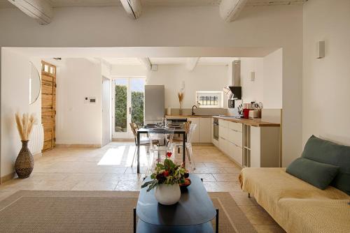 un salon avec un canapé et une table dans l'établissement Le Mas des Sablières, à Oppède