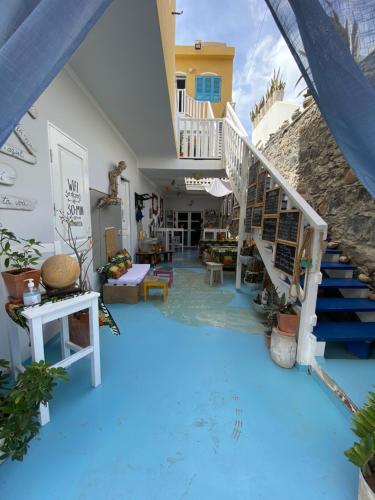 une maison avec un sol bleu et des escaliers au milieu dans l'établissement B&B Mi Ma Bo, Sal Rei, Boa Vista, Cape Verde, FREE WI-FI, à Sal Rei