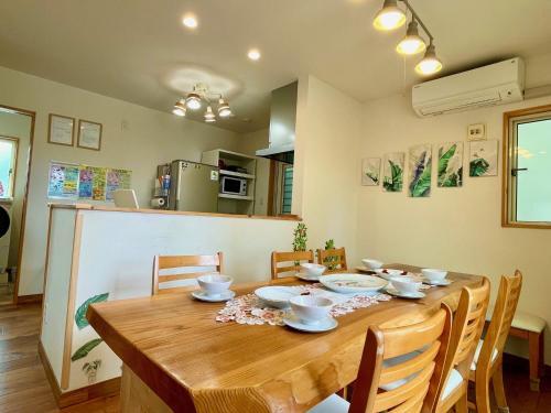 einem Esstisch mit Schalen und Tellern darauf in der Unterkunft Villa Yui in Ishigaki-jima