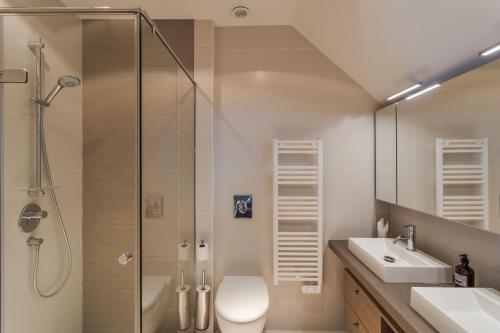 a bathroom with a shower and a toilet and a sink at Résidence Premium Le Bénétin- Saint Malo in Saint Malo