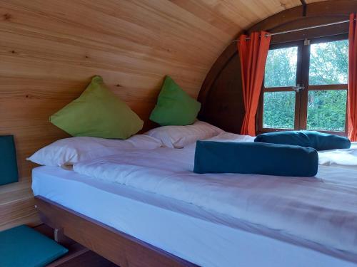 1 dormitorio con 1 cama grande en una habitación de madera en Wakenitz-Camp en Groß Sarau