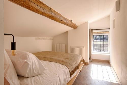 A bed or beds in a room at Le Mas des Sablières