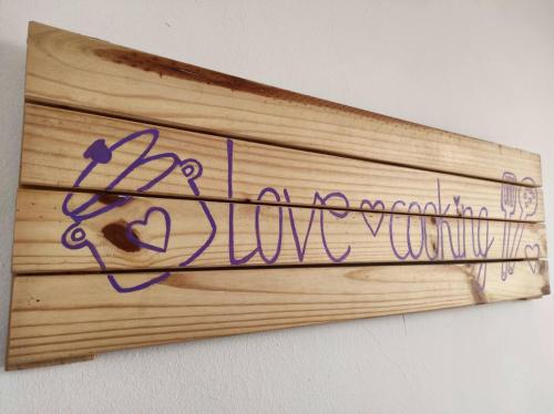 un trozo de madera con un cartel que dice "esposa del amor" en Apartamento Carrillo 1 La Rosa, en Santa Cruz de Tenerife