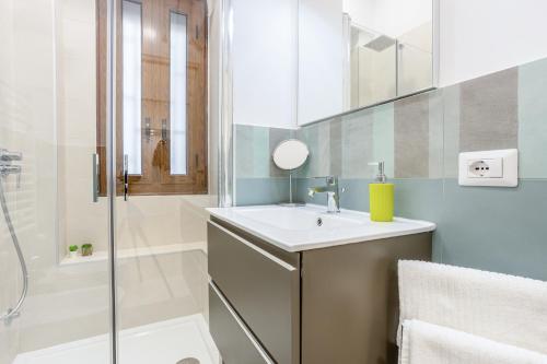 łazienka z umywalką i prysznicem w obiekcie Vomero Deluxe Apartments w mieście Neapol