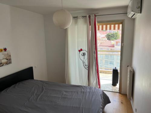 - une chambre avec un lit à côté d'une fenêtre dans l'établissement BAY, à Cannes