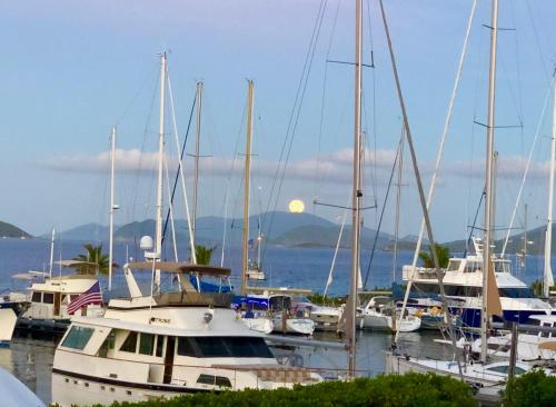 NazarethにあるSapphire Beach Villa Ocean and Marina Viewの月を背景に港に停泊する船団