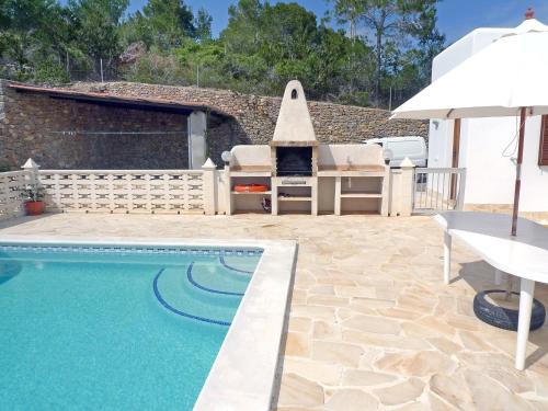 een zwembad met een tafel en stoelen en een parasol bij Holiday Home Can Pep Jaume by Interhome in Es Cana