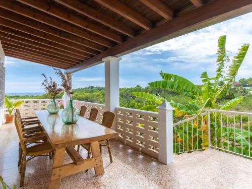 una sala da pranzo con tavolo e sedie sul balcone di Holiday Home Can Pep Jaume by Interhome a Es Cana