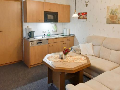 een woonkamer met een bank en een tafel bij Holiday Home Schneider by Interhome in Geschwenda