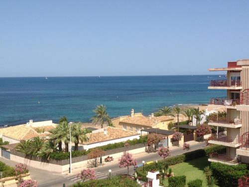 Una vista aérea de un resort con el océano. en Apartment Cofisa-2 by Interhome, en Jávea