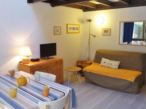 un salon avec un canapé et une télévision dans l'établissement Holiday Home Golf de l'Ardilouse by Interhome, à Lacanau-Océan