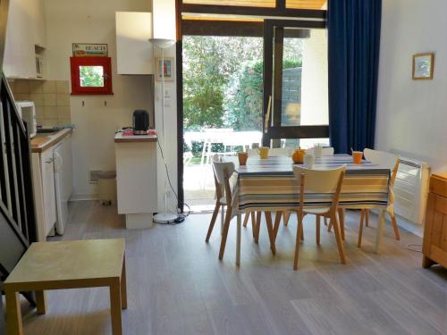 une cuisine et une salle à manger avec une table et des chaises dans l'établissement Holiday Home Golf de l'Ardilouse by Interhome, à Lacanau-Océan
