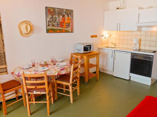 cocina con mesa y sillas en Apartment Horizon Marin-2 by Interhome, en Lacanau-Océan