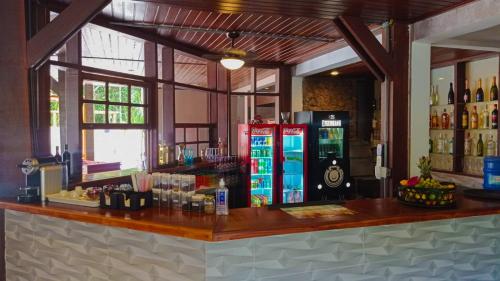 a bar in a restaurant with two vending machines at WINNER BEACH HOTEL in Juréia