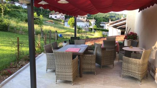 una mesa y sillas bajo una sombrilla en un patio en Il Pinguino d'Oro, 