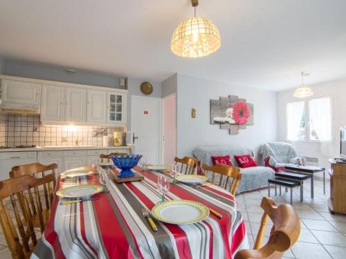 ラカノー・オセアンにあるHoliday Home Picasso by Interhomeのキッチン、リビングルーム(テーブル、椅子付)