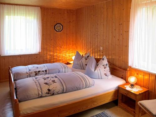 Giường trong phòng chung tại Holiday Home Aurora by Interhome