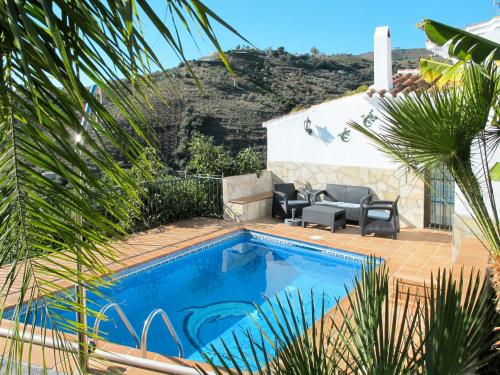 - une piscine avec des chaises et une maison dans l'établissement Holiday Home La Era - FRG130 by Interhome, à Frigiliana