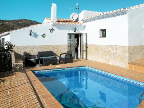 une villa avec une piscine en face d'une maison dans l'établissement Holiday Home La Era - FRG130 by Interhome, à Frigiliana