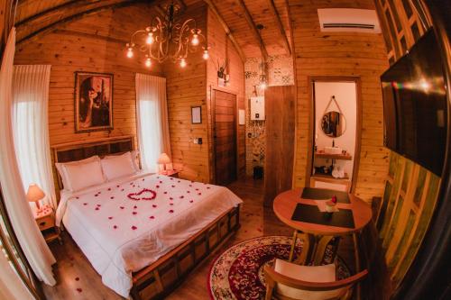 a bedroom with a bed in a wooden cabin at La Nostra Terra in Nova Veneza