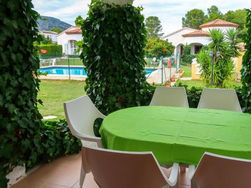 ミアミ・プラトーヤにあるHoliday Home Melina - MPL385 by Interhomeの庭の緑のテーブルと椅子