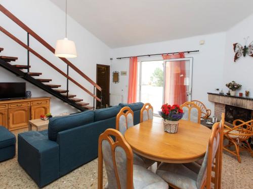 - un salon avec un canapé bleu et une table dans l'établissement Holiday Home Pfeil - TDM170 by Interhome, à Torroella de Montgrí