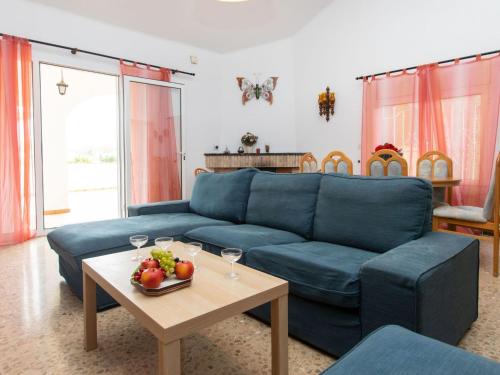 トレリャ・デ・モングリにあるHoliday Home Casa Pfeil - TDM170 by Interhomeのリビングルーム(青いソファ、テーブル付)