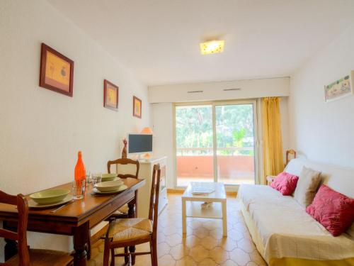 un salon avec une table et un canapé dans l'établissement Apartment La Croix du Sud-3 by Interhome, à Cavalaire-sur-Mer