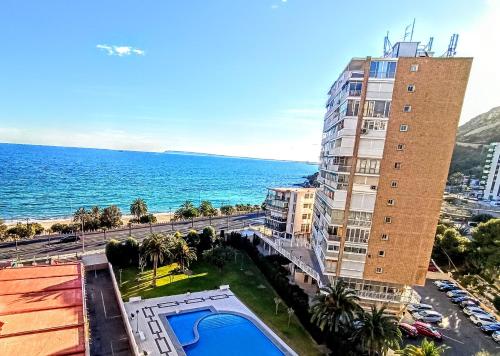 un edificio con piscina vicino all'oceano di Apartamento en 1ª línea con piscina ad Alicante