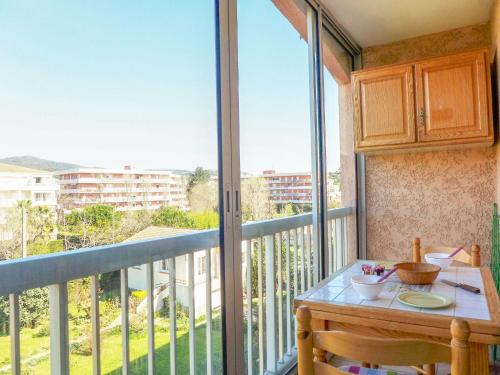 d'un balcon avec une table et une grande fenêtre. dans l'établissement Apartment Sainte Maxime les Plages by Interhome, à Sainte-Maxime