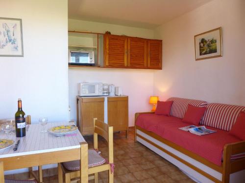 un salon avec un canapé et une table dans l'établissement Apartment Sainte Maxime les Plages by Interhome, à Sainte-Maxime