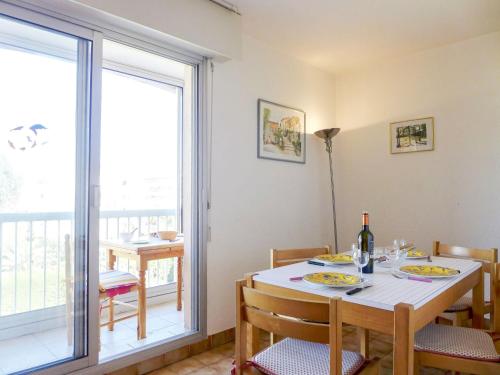 une salle à manger avec une table et une fenêtre dans l'établissement Apartment Sainte Maxime les Plages by Interhome, à Sainte-Maxime
