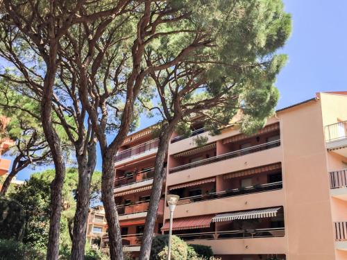 un bâtiment avec des arbres devant dans l'établissement Apartment Les Pins Ensoleilles-6 by Interhome, à Sainte-Maxime