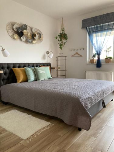 1 dormitorio con 1 cama grande en una habitación en Libellula Apartman Hévíz, en Hévíz