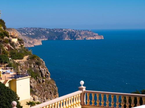 balkon z widokiem na wybrzeże Amalfi w obiekcie Holiday Home La Lunella by Interhome w mieście Cumbre del Sol