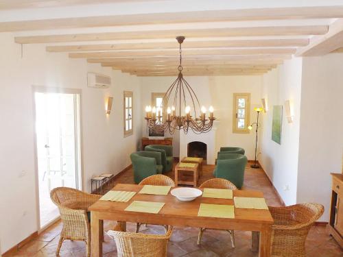 comedor con mesa y sillas en Holiday Home Eretat by Interhome, en Adsubia