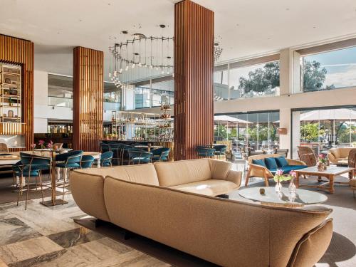 A seating area at Hotel Don Pepe Gran Meliá