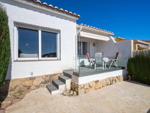 una casa con patio con mesa y sillas en Holiday Home Pueblo de la Luz by Interhome, en Cumbre del Sol