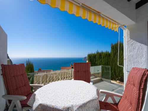 une table et des chaises avec vue sur l'océan dans l'établissement Holiday Home Pueblo de la Luz by Interhome, à Cumbre del Sol