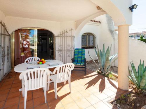 eine Terrasse mit einem Tisch und Stühlen auf einer Terrasse in der Unterkunft Holiday Home Las Palmeras-1 by Interhome in Les tres Cales