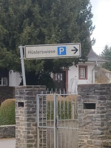 un letrero de la calle frente a una casa en Ferienwohnung an der Ruwer, Trier, en Trier