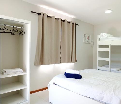 a bedroom with a bed and bunk beds at Apartbuzios - Apartamentos Completos Búzios - 600mt Rua das Pedras in Búzios