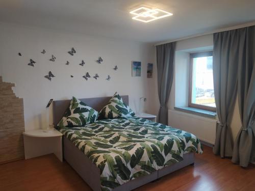 1 dormitorio con cama y ventana en Ferienwohnung an der Ruwer, Trier en Tréveris