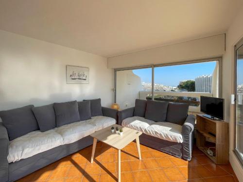 un salon avec un canapé et une table dans l'établissement Apartment Jardins d'Ulysse II by Interhome, à La Grande Motte